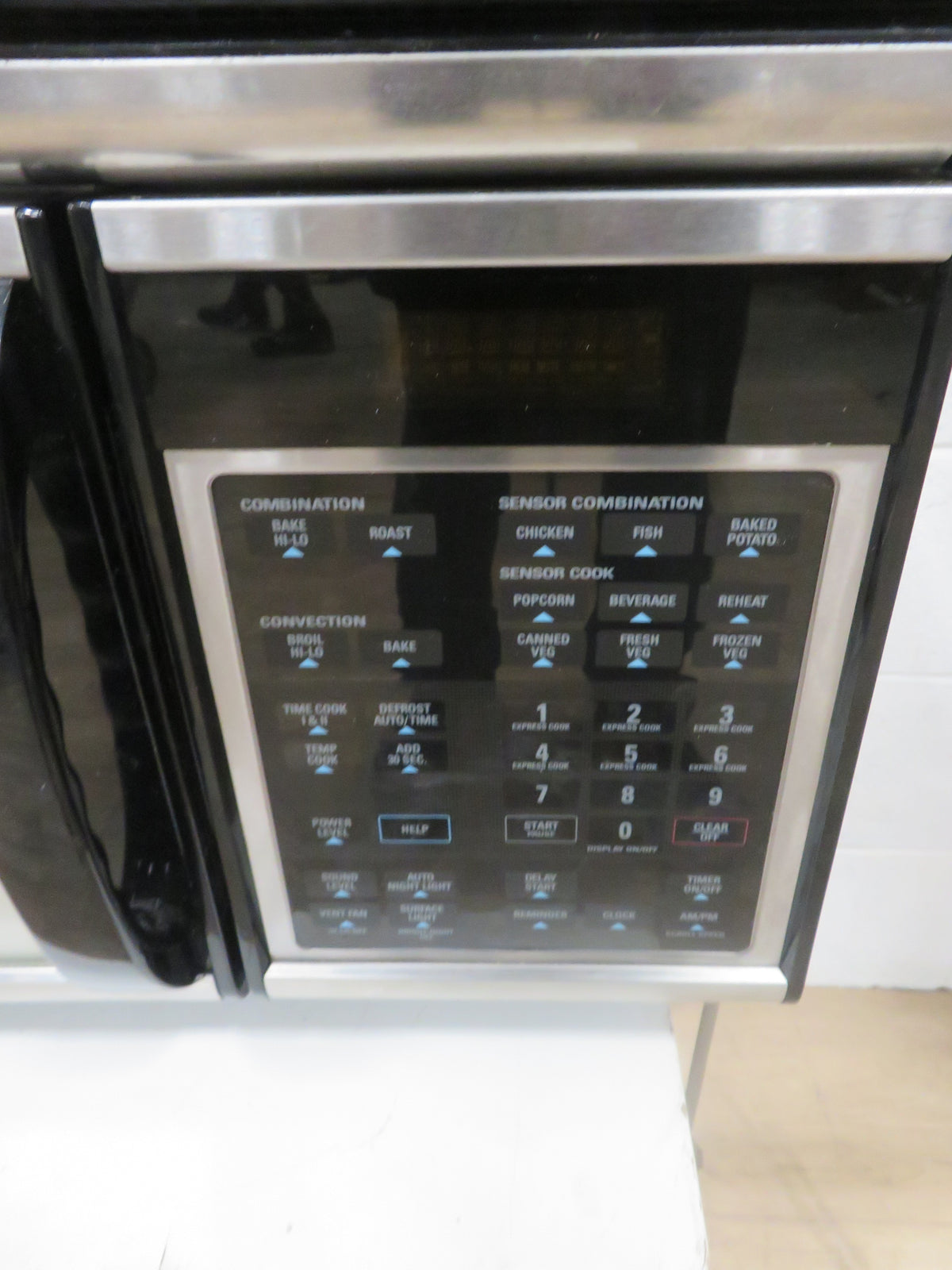 Under Cabinet Microwave/Convection Oven in Black