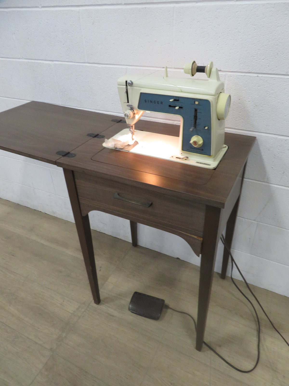 Electric Singer Sewing Machine and Table