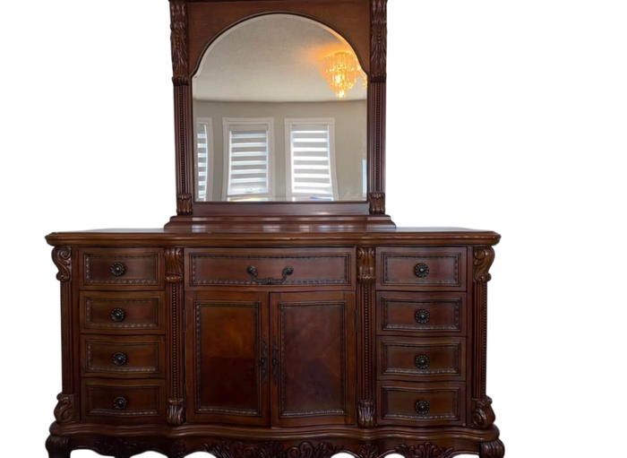 Traditional Old-World Style 9 Drawer Dresser with Mirror