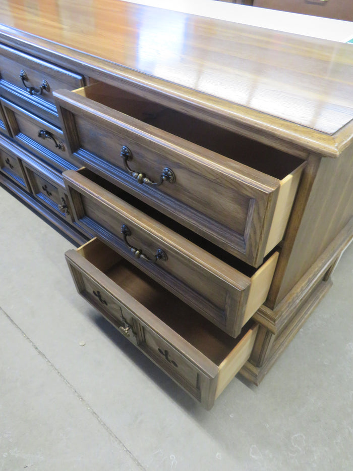 Vintage 9-Drawer Dresser in Solid Wood