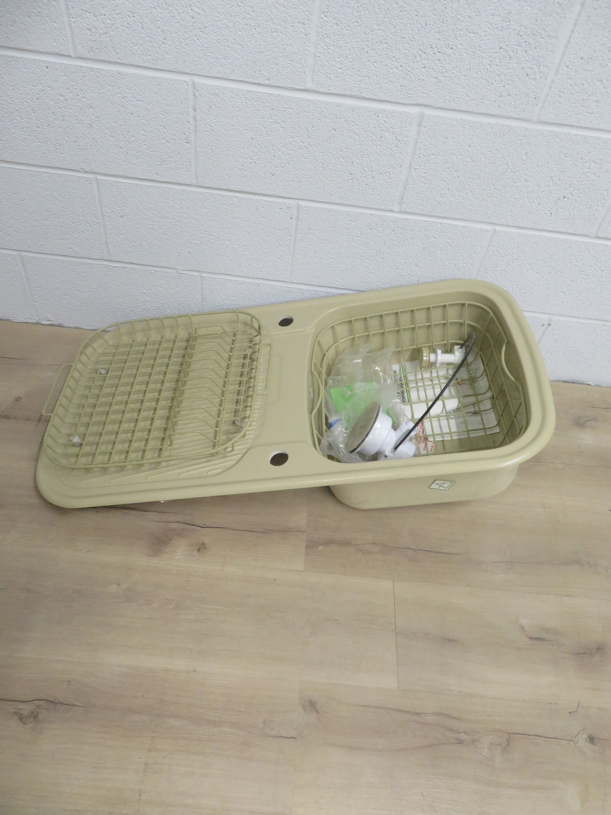 38.5"W Single Bowl Kitchen Sink in Beige