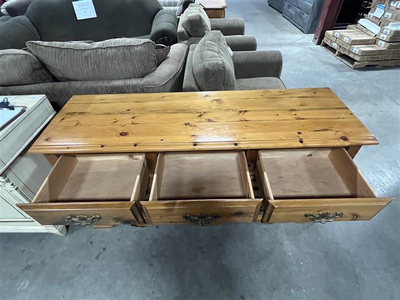 Wooden Dresser w/ 7 Drawers