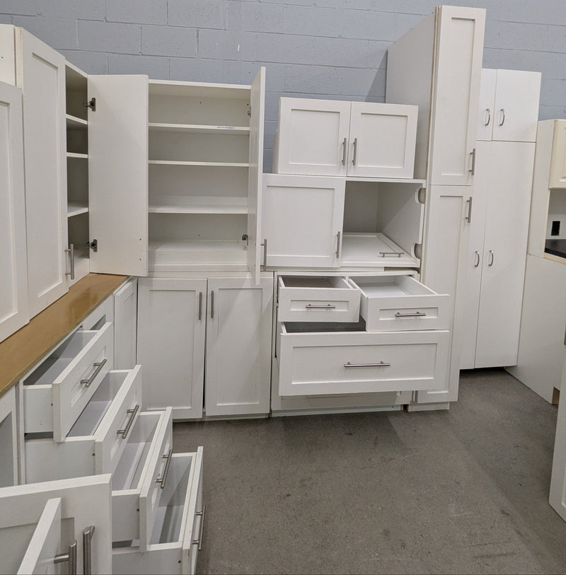 Set of Kitchen Cabinets in White