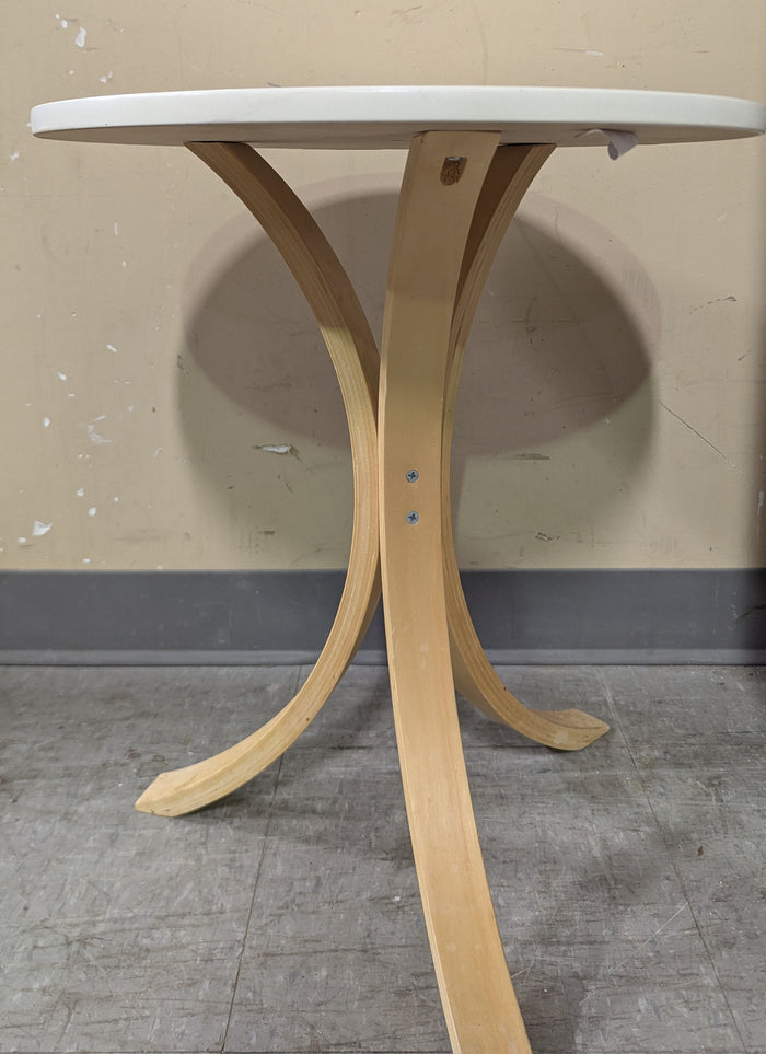 Accent table in White