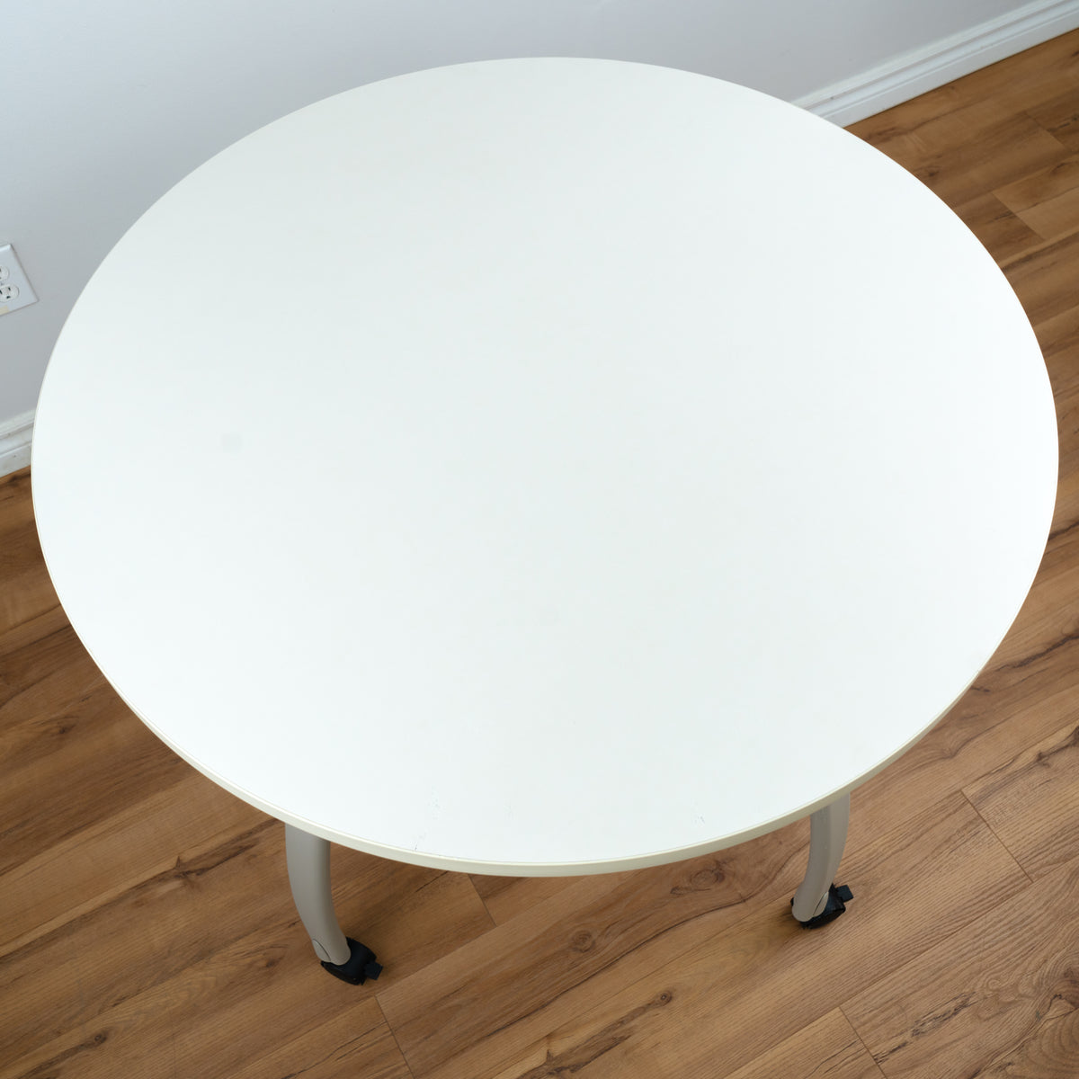 Round Table w/Wheels - White 42”W x 29”H