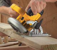 DEWALT 15 amp Corded 7 1/4-inch Lightweight Circular Saw