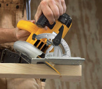 DEWALT 15 amp Corded 7 1/4-inch Lightweight Circular Saw