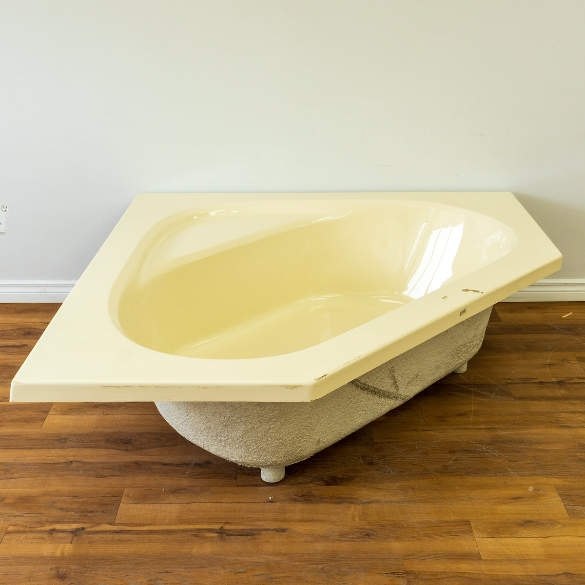 Mirolin Soho 1 Corner Tub- Bone