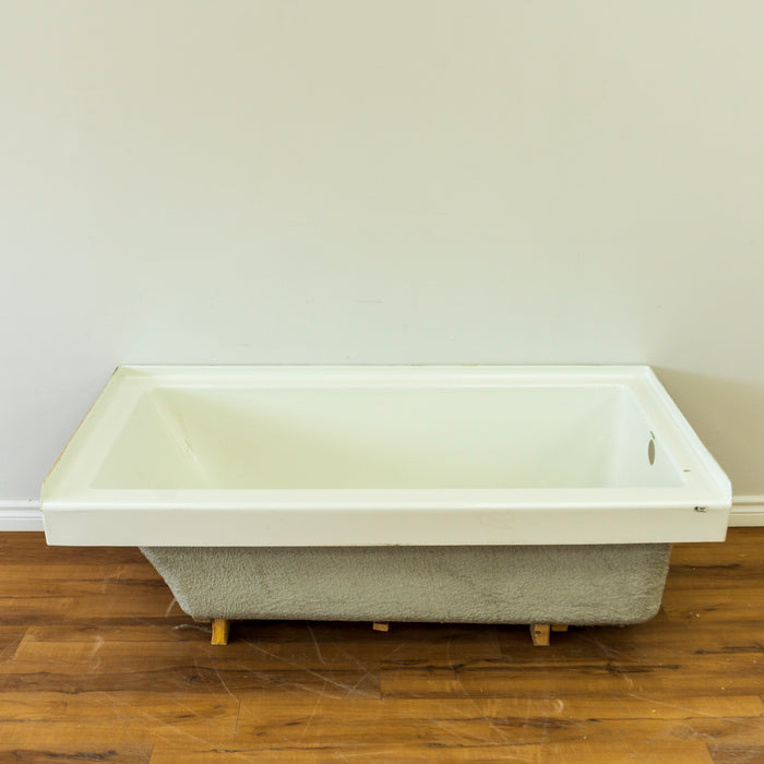 Mirolin Right Hand Aura Alcove Bathtub- White