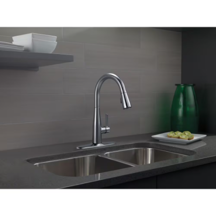 Delta Essa Single-Handle Pull-Down Sprayer Kitchen Faucet with MagnaTite Docking in Arctic Stainless