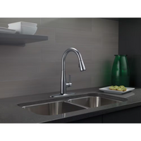 Delta Essa Single-Handle Pull-Down Sprayer Kitchen Faucet with MagnaTite Docking in Arctic Stainless