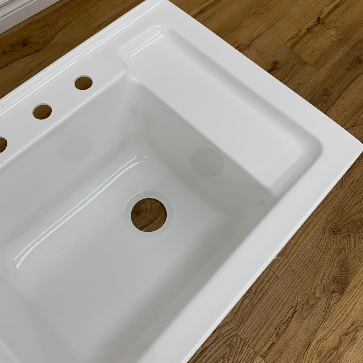 Foremost White 31-inch Acrylic Laundry Sink LS-0024-W