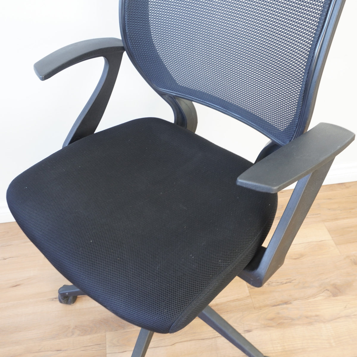 Contemporary Ergonomic Mesh Office Chair in Black