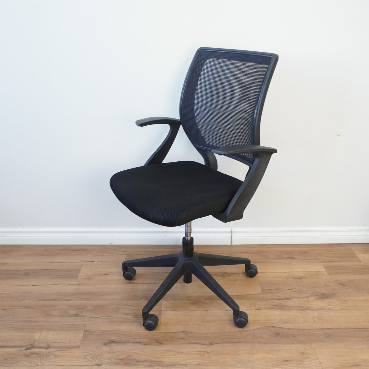 Contemporary Ergonomic Mesh Office Chair in Black