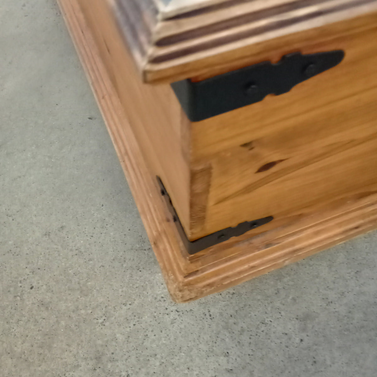 35.5"W Knotty Pine Coffee Table with Storage