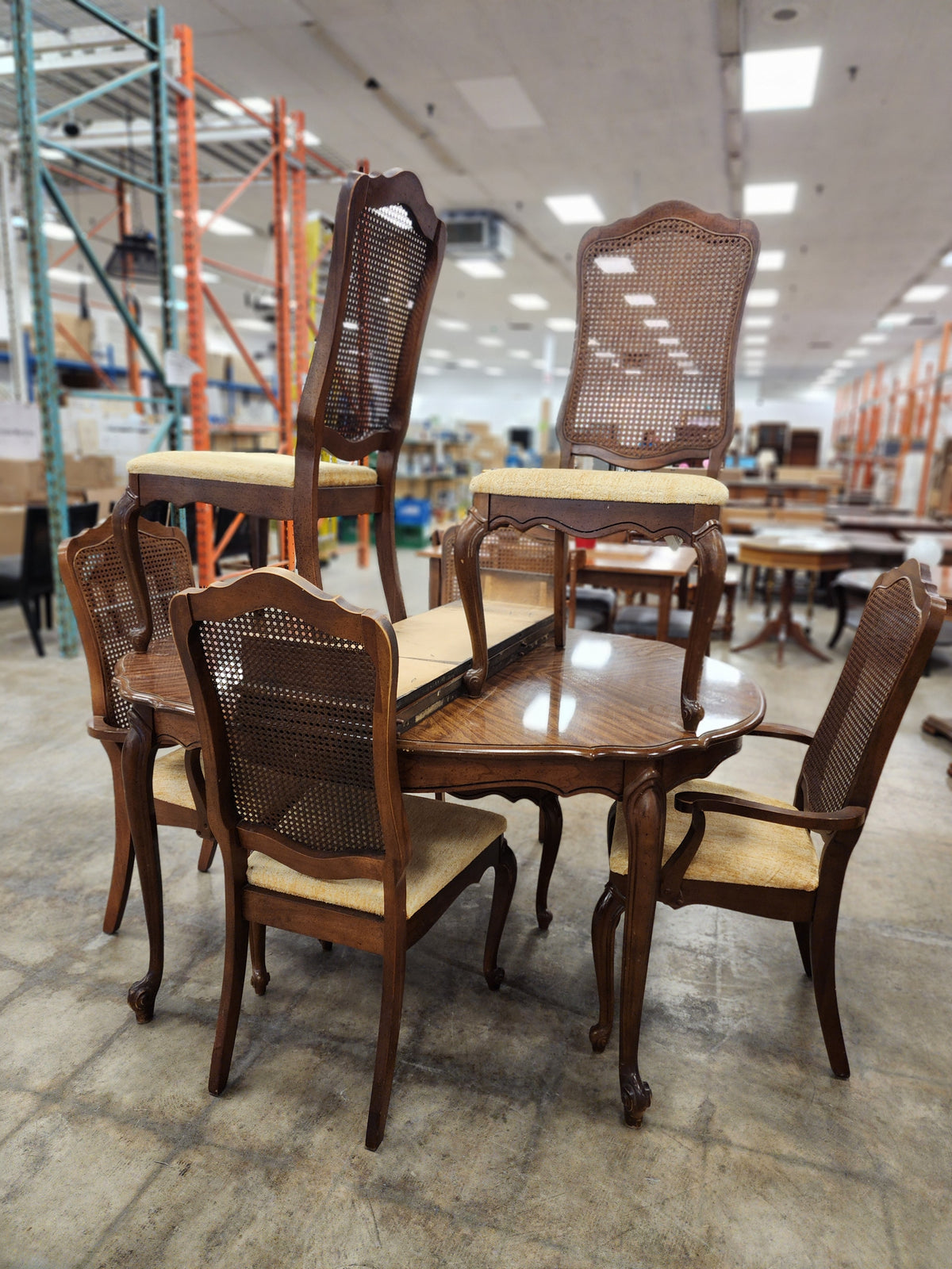 Oval 6-Piece Wooden Dining set with 2 Leaves