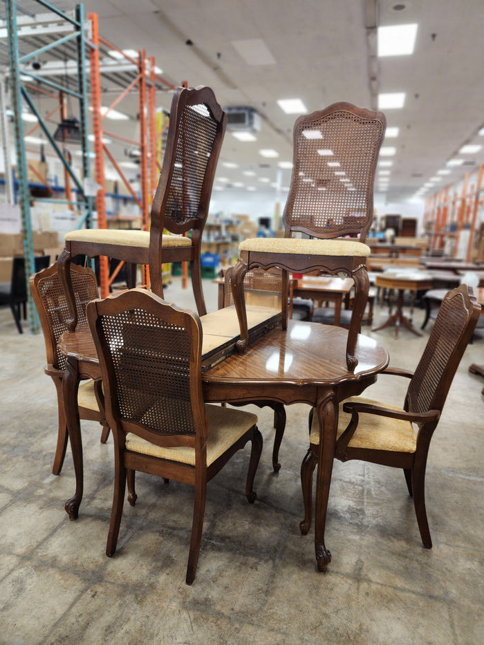 Oval 6-Piece Wooden Dining set with 2 Leaves