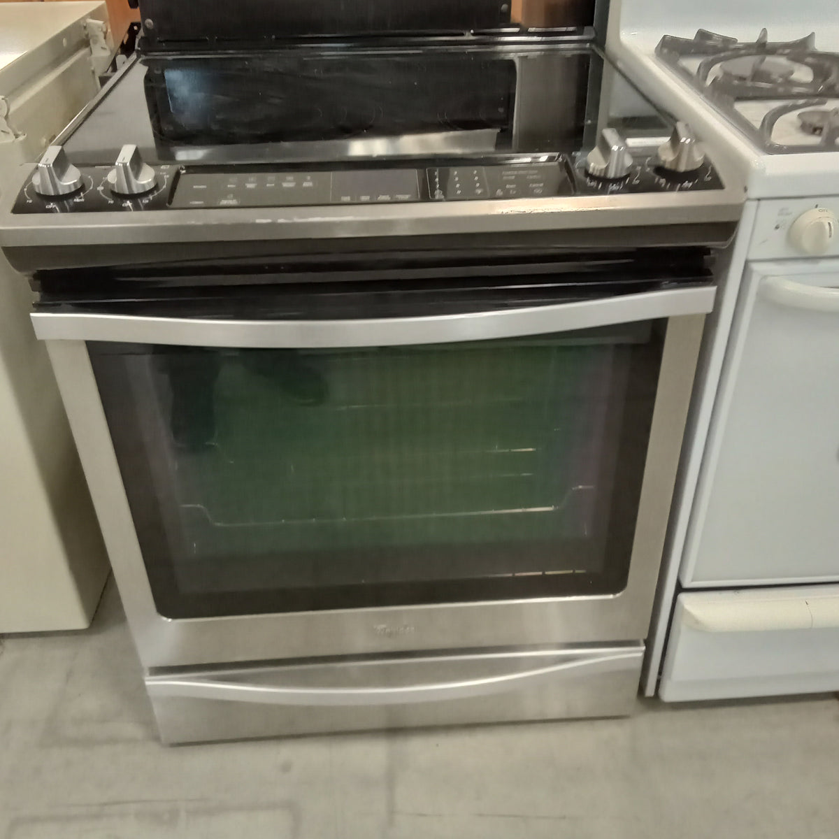 30"W Flat Top Electric Stove in Black