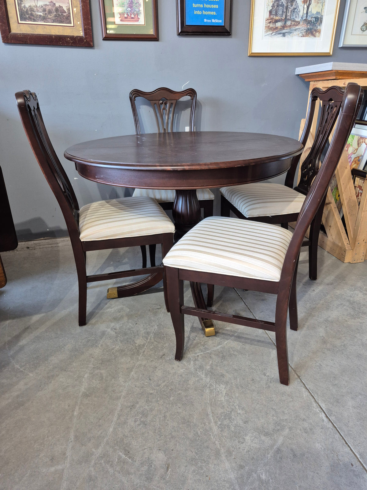 42"Round Dining Set with 4 Chairs