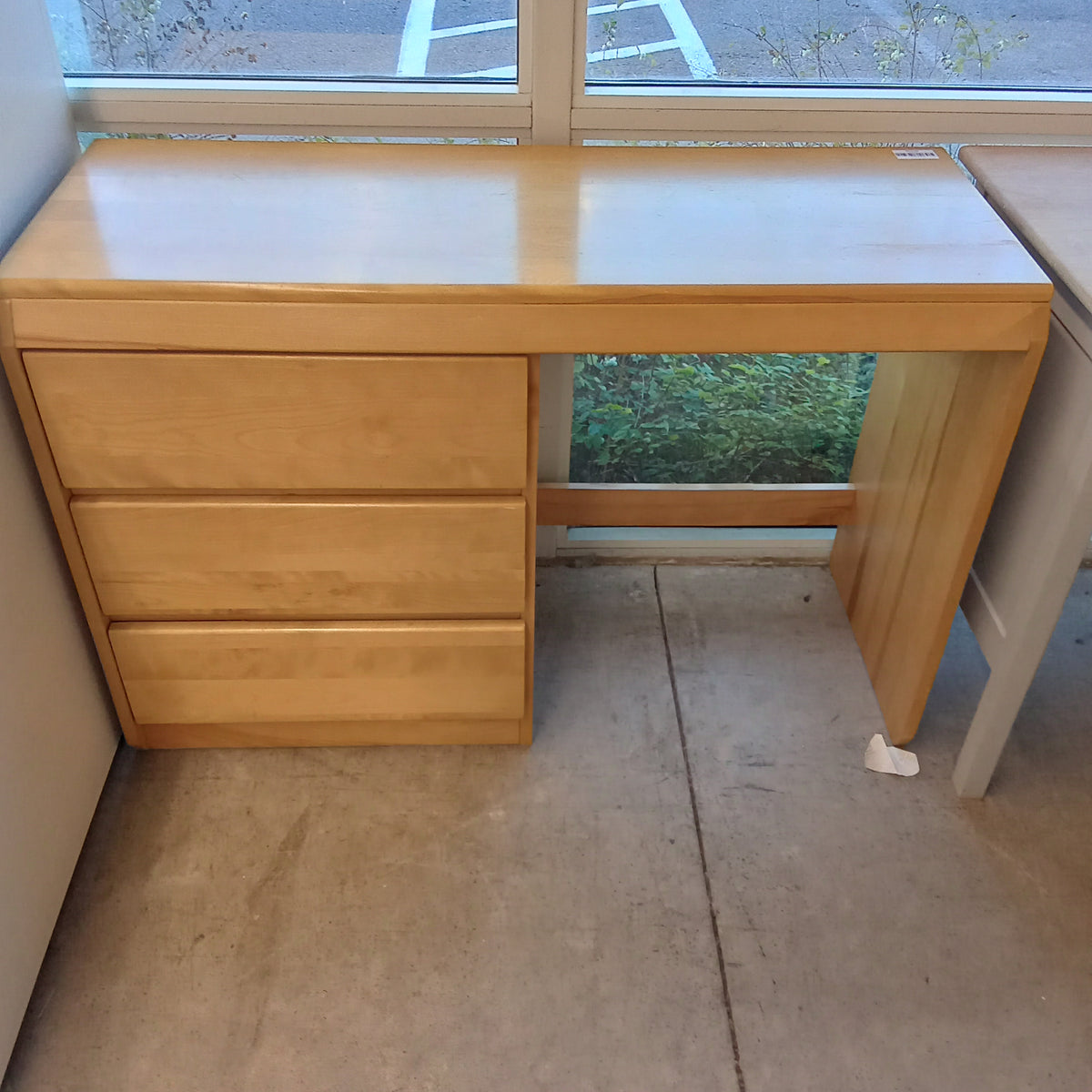 45.5"W Single Pedestal Desk