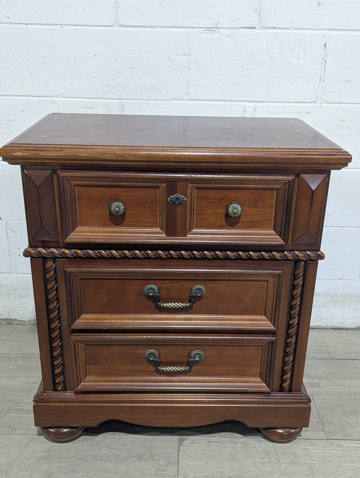 ISSA MUEBLES 3-Draw Dresser/Nightstand