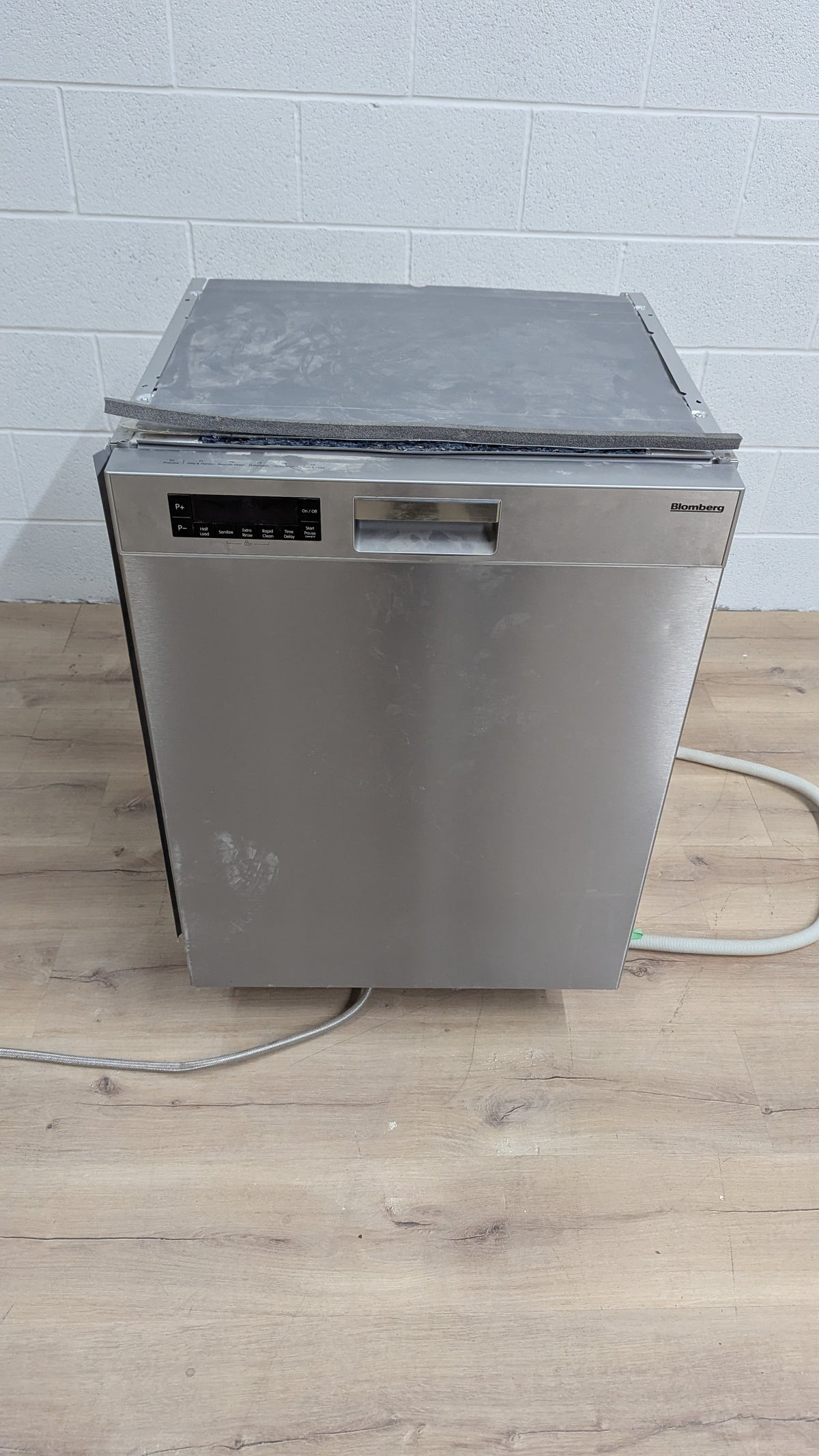 24"W Stainless Steel Bloomberg Dishwasher