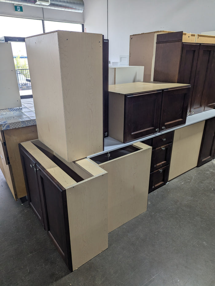 Traditional Style Medium Brown Full Kitchen