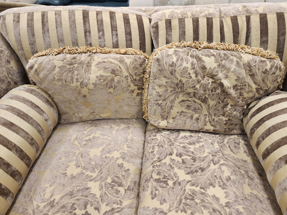 Classic Floral Patterned Loveseat