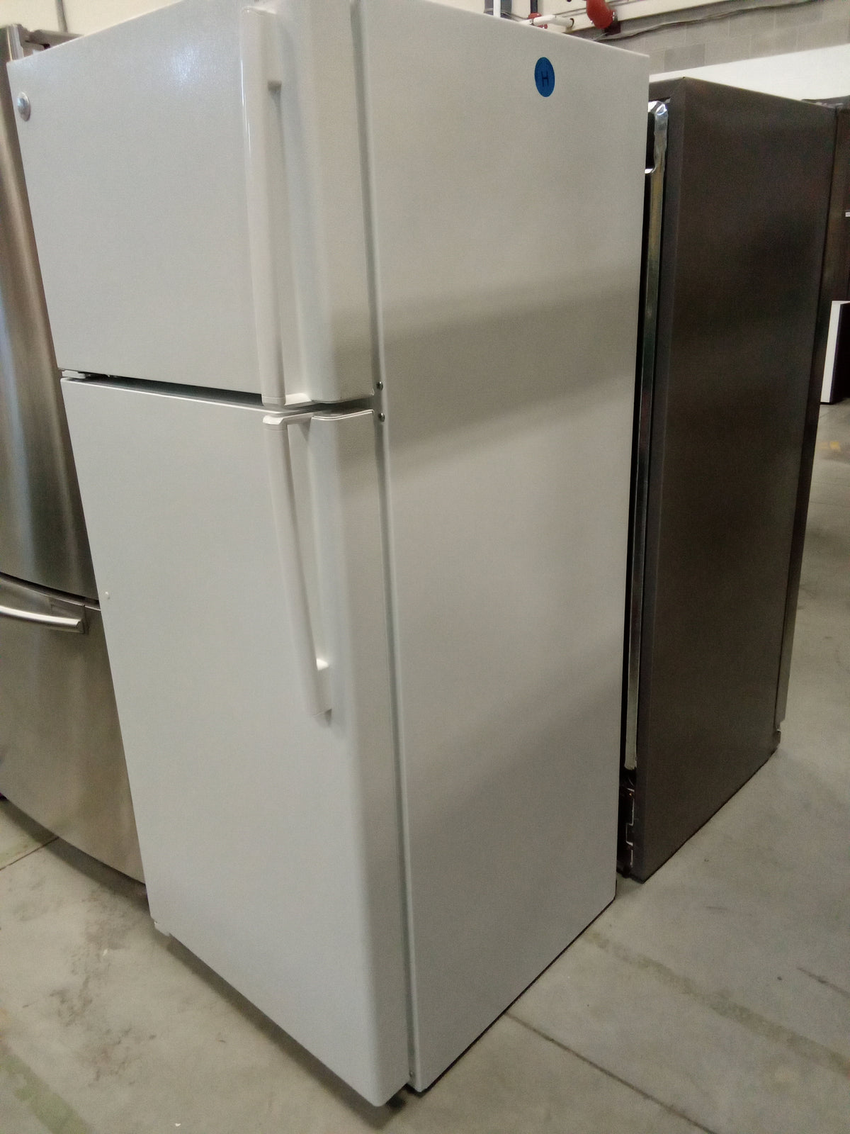 28"W Refrigerator In White