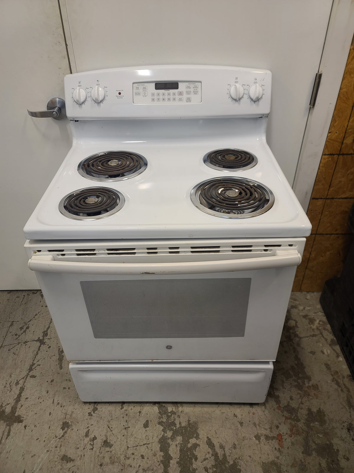 White Electric Range, 5 cu. ft. Capacity, 30 inch Exterior Width, 4 Burners