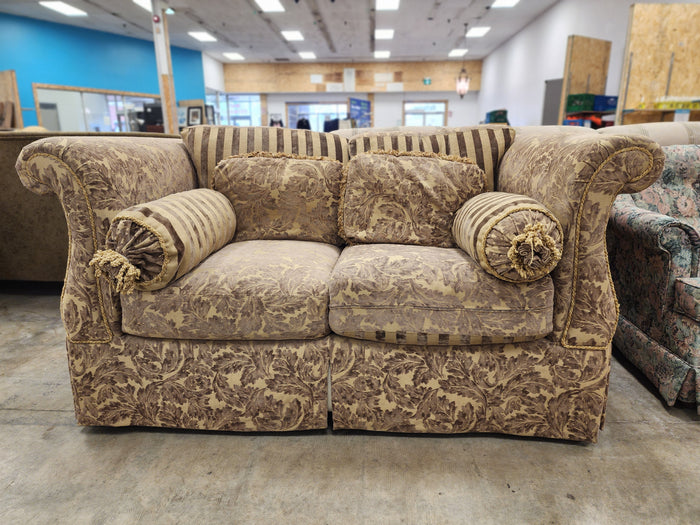 Classic Floral Patterned Loveseat