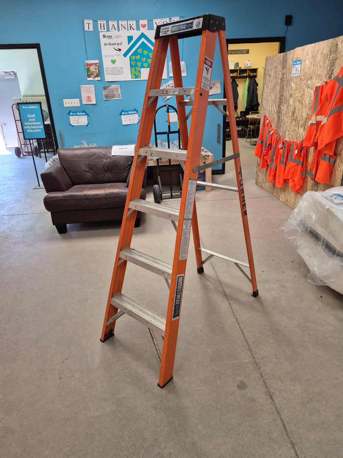6' Fiberglass Step Ladder - CSA Grade 1 - 250 Lb Load Rating
