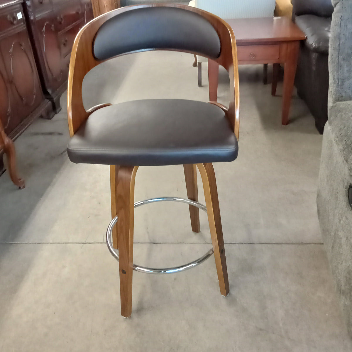 19"W Swivel Bar Stool