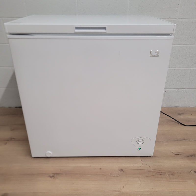 32"W White Chest Freezer - 7Cu Ft Capacity