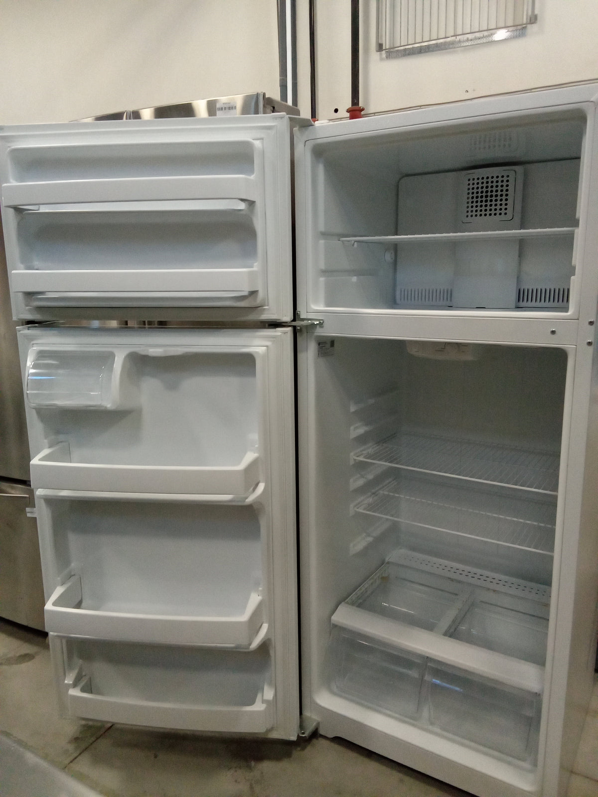 28"W Refrigerator In White