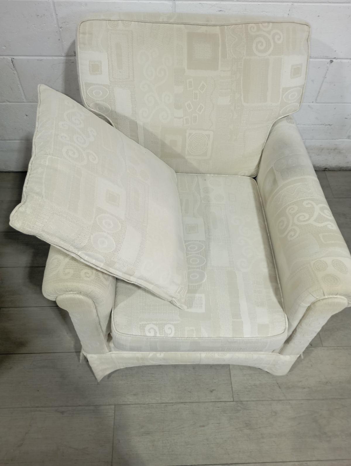 27"W Off-White/ Ivory-Tone  Arm Chair