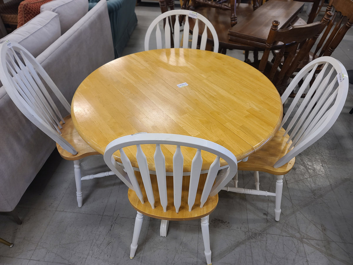 White Barn Style Dining Set W/ 4 Chairs & 1 Leaf