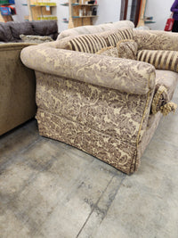 Classic Floral Patterned Loveseat