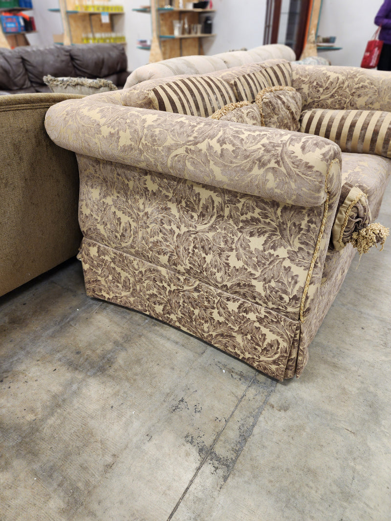 Classic Floral Patterned Loveseat