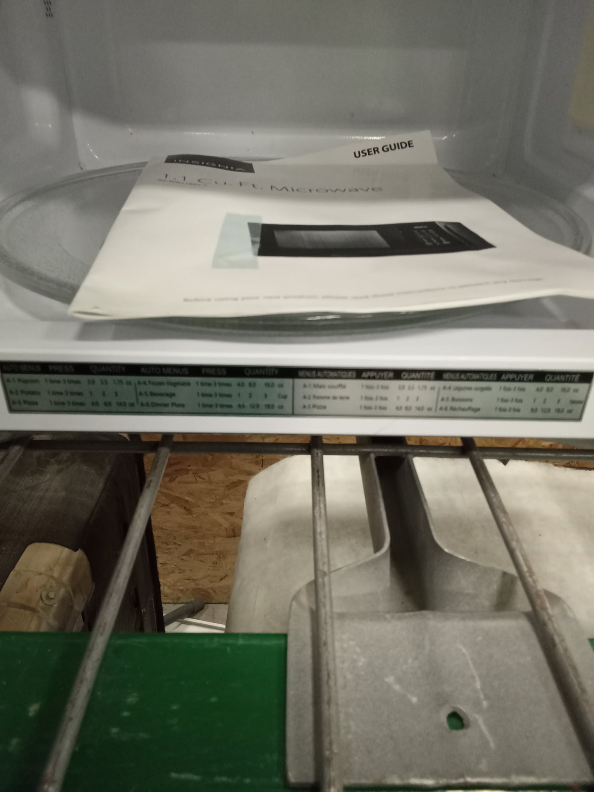 20"W 1.1Cu Ft Countertop Microwave in Black