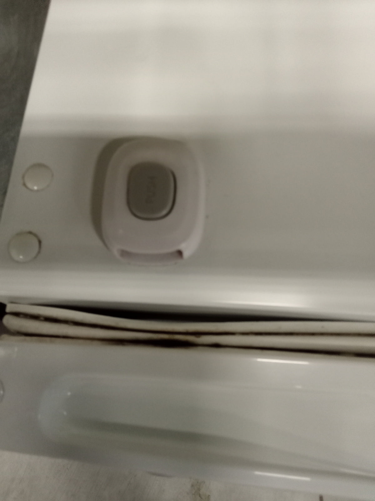 18.5"W White Mini Fridge