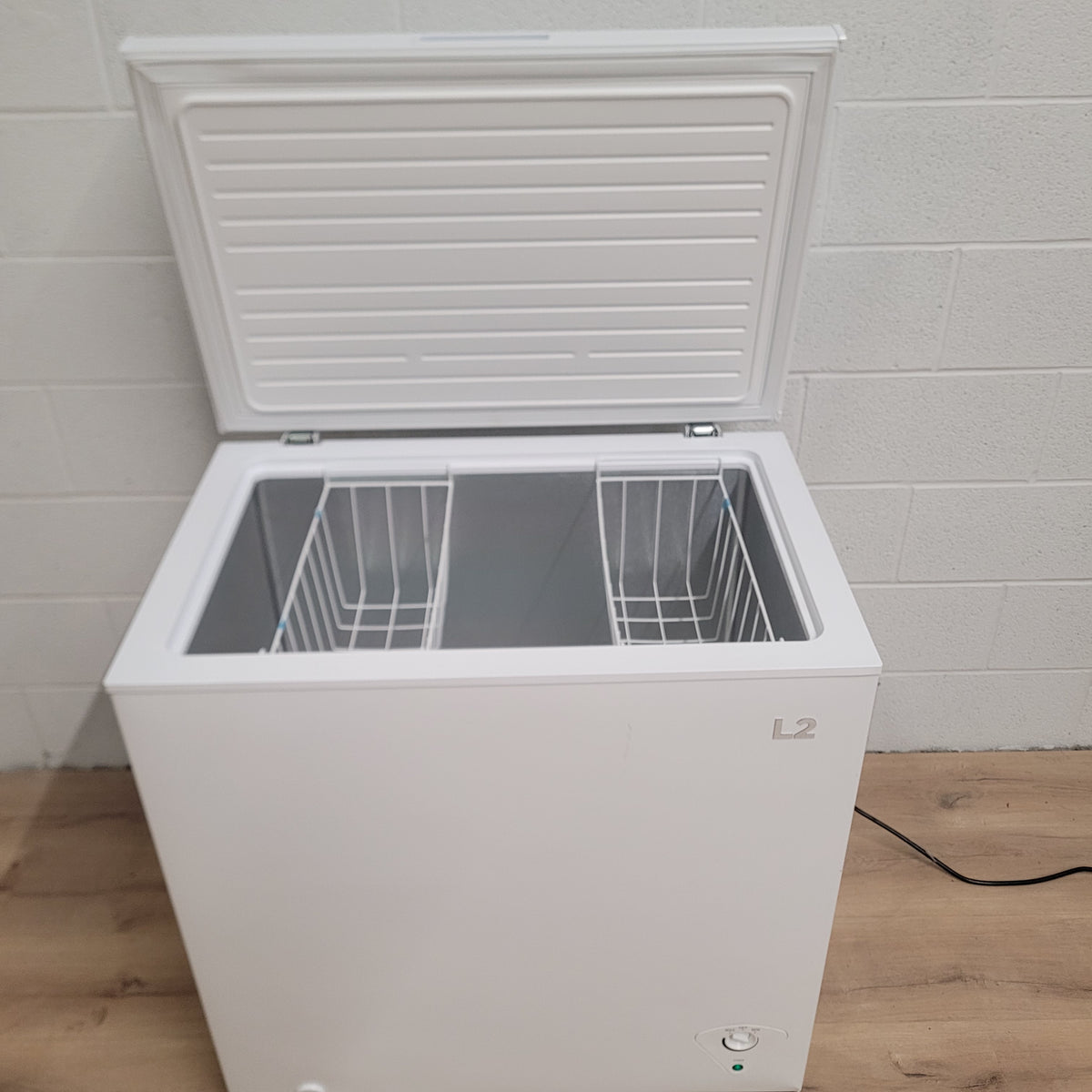 32"W White Chest Freezer - 7Cu Ft Capacity