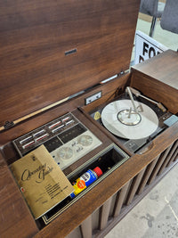 Vintage Zenith stereophonic high fidelity phonograph with AM- stereo FM tuner model c950-2