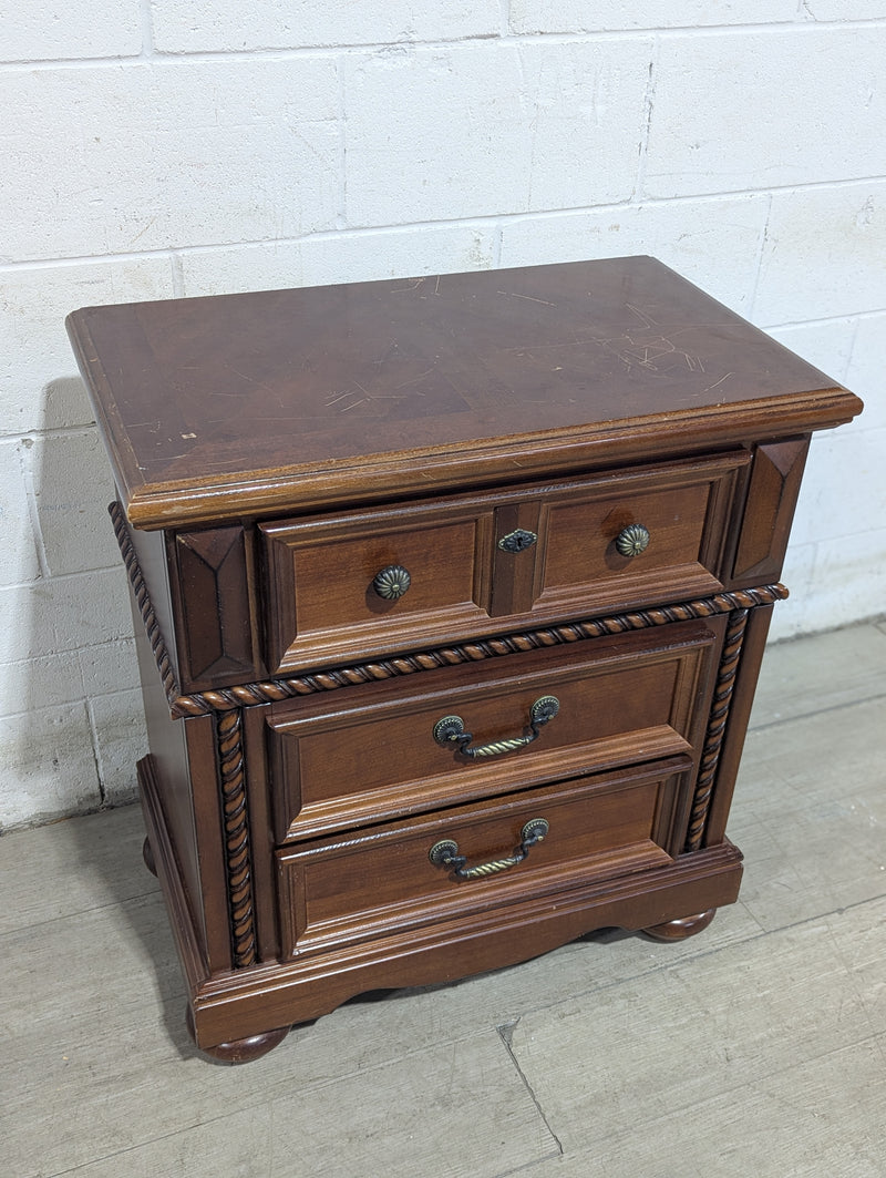 ISSA MUEBLES 3-Draw Dresser/Nightstand