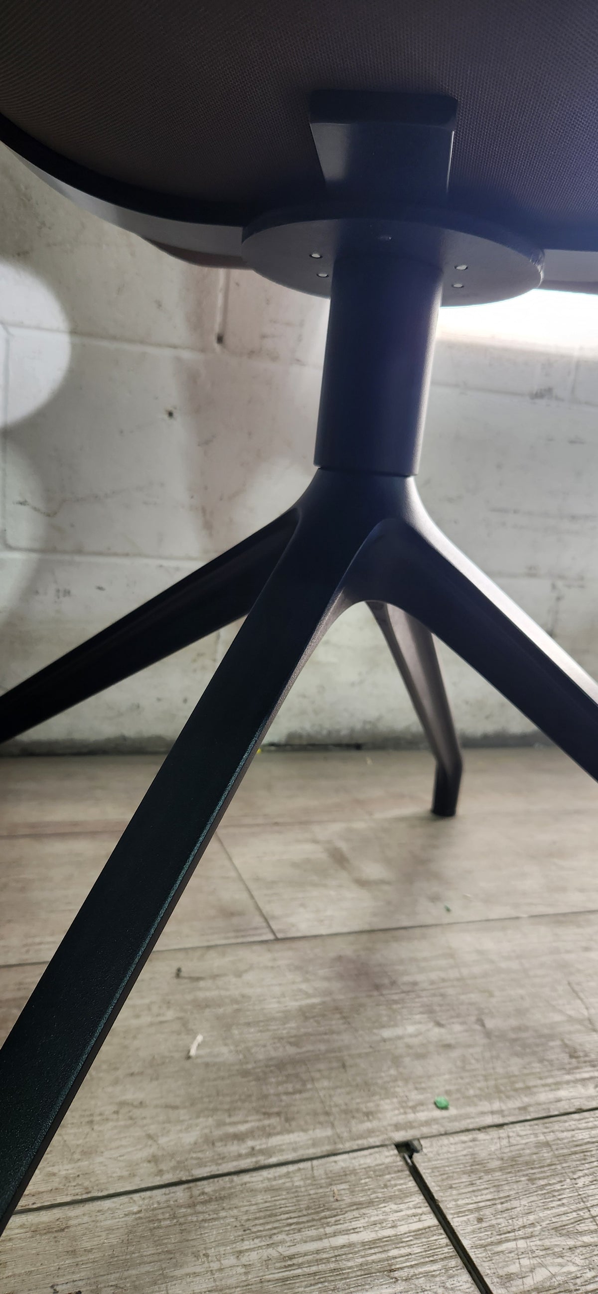 Tonon Fl@t Chair / Swivel / Dark Grey