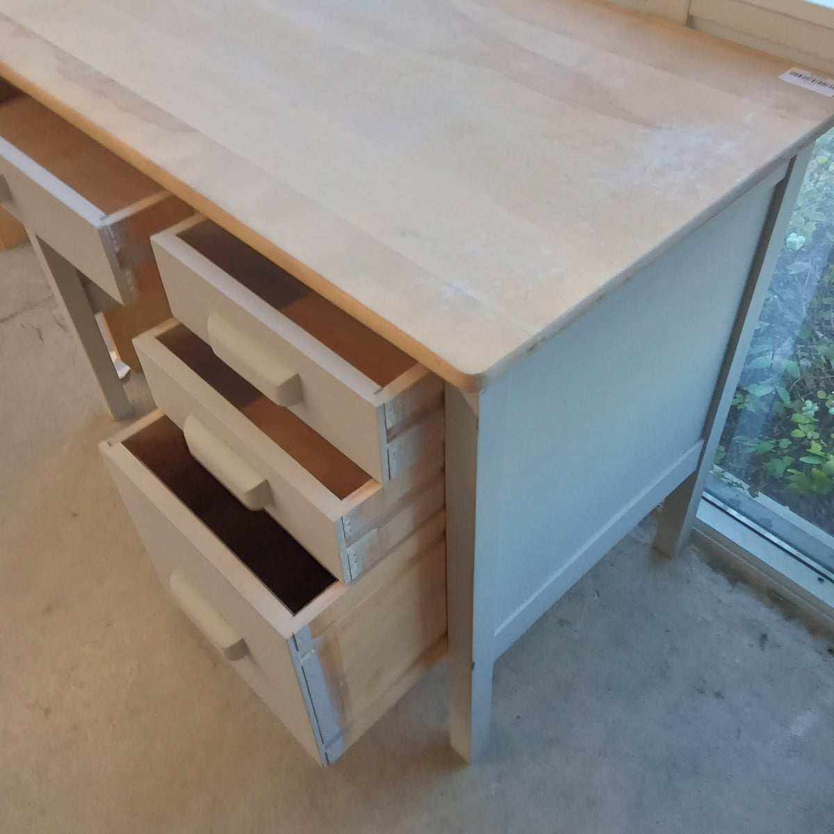 39"W Single Pedestal Desk