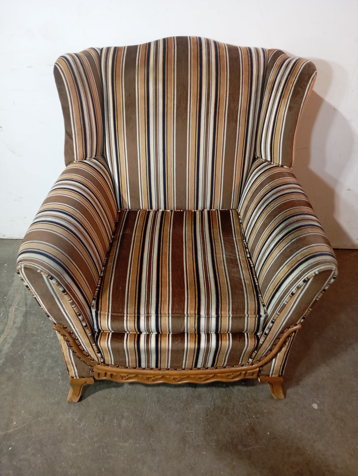 28" Vintage Baker Queen Arm Chair