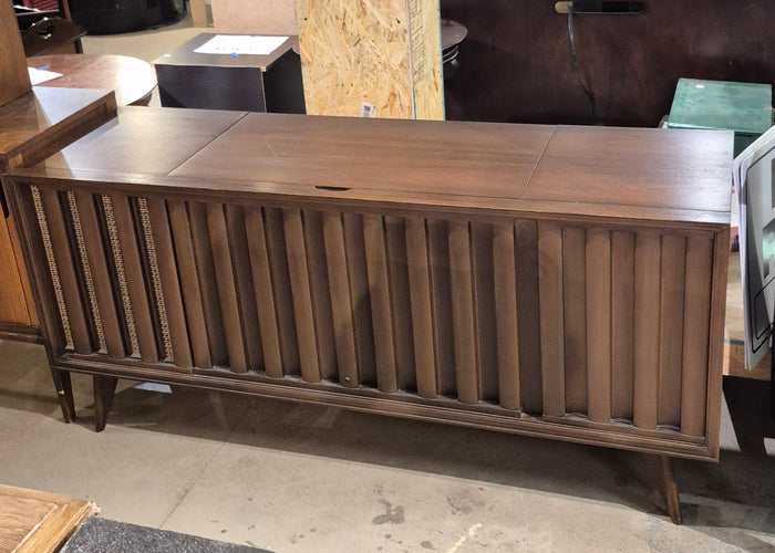 Vintage Zenith stereophonic high fidelity phonograph with AM- stereo FM tuner model c950-2