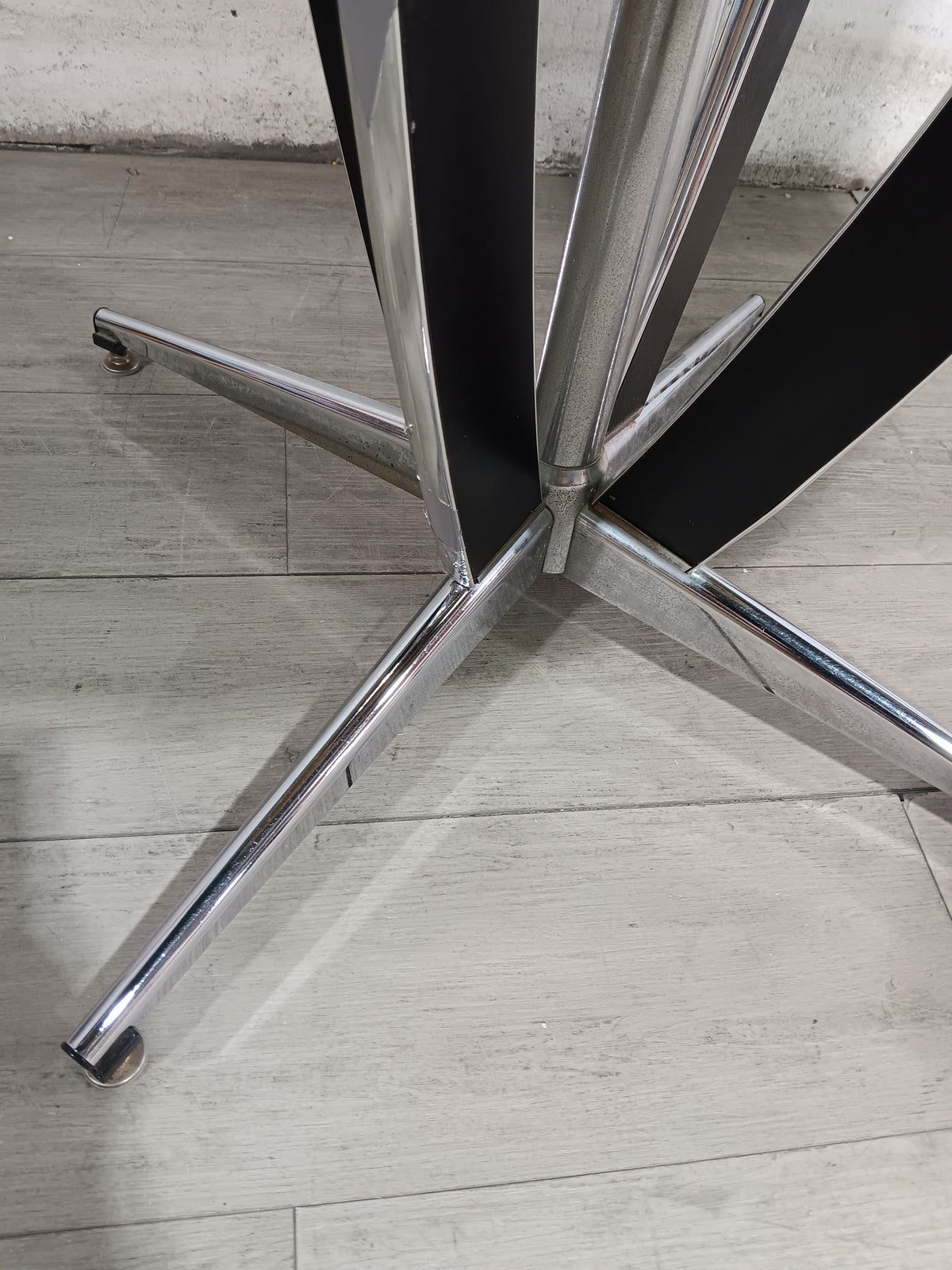 Midnight Onyx Circular Dining Table