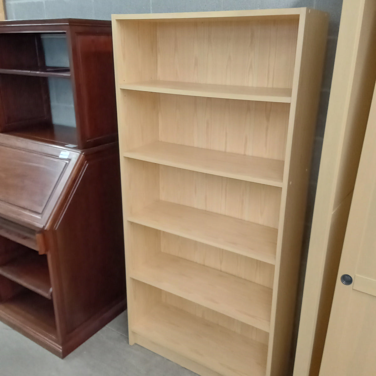 31.5"W Book Case in Faux Wood Laminate